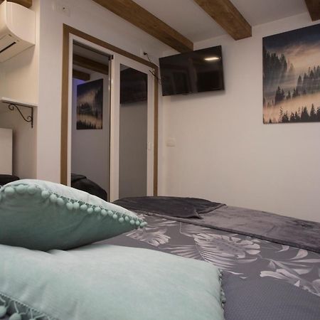 Old Center Cozy Room Split Exterior photo
