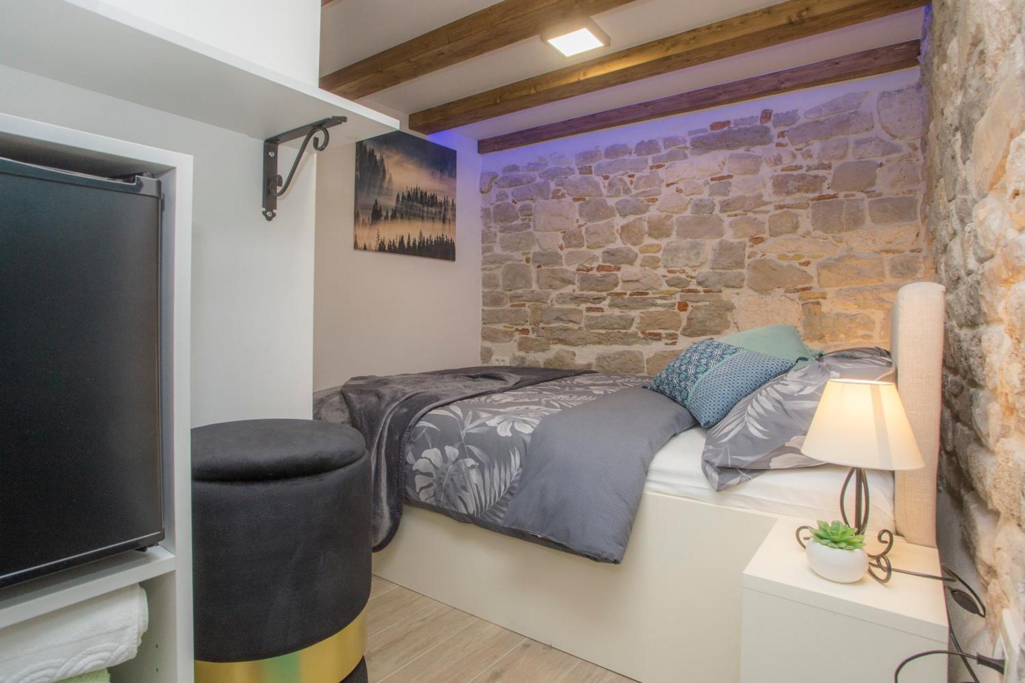 Old Center Cozy Room Split Exterior photo